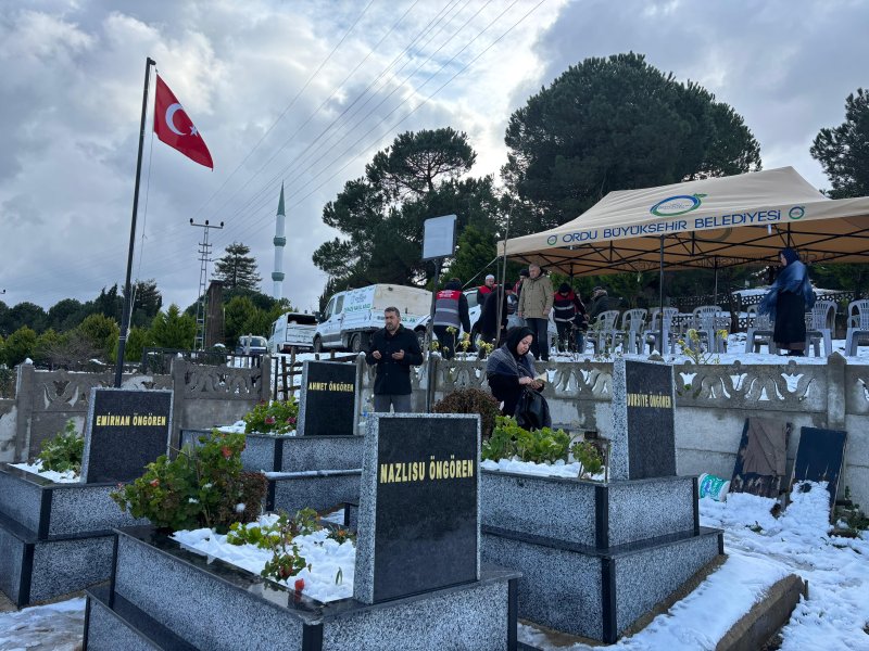 6 ŞUBAT DEPREMİNDE VEFAT EDEN ORDULU VATANDAŞLAR KABİRLERİ BAŞINDA DUALARLA ANILDI