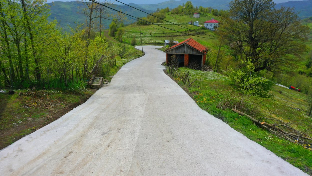 AKKUŞ KUŞÇULU MAHALLESİNDE BETON YOL SEVİNCİ