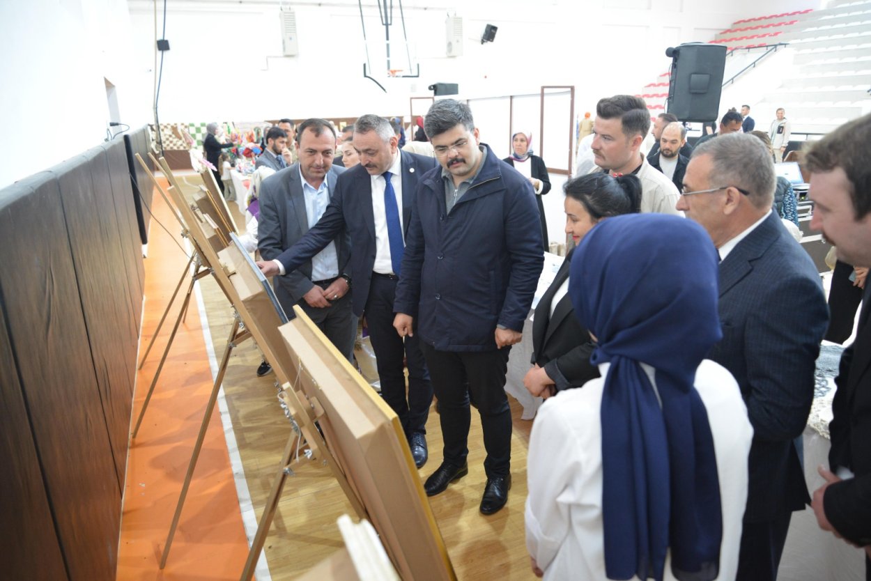 BİR YILIN EMEĞİ BU SERGİDE