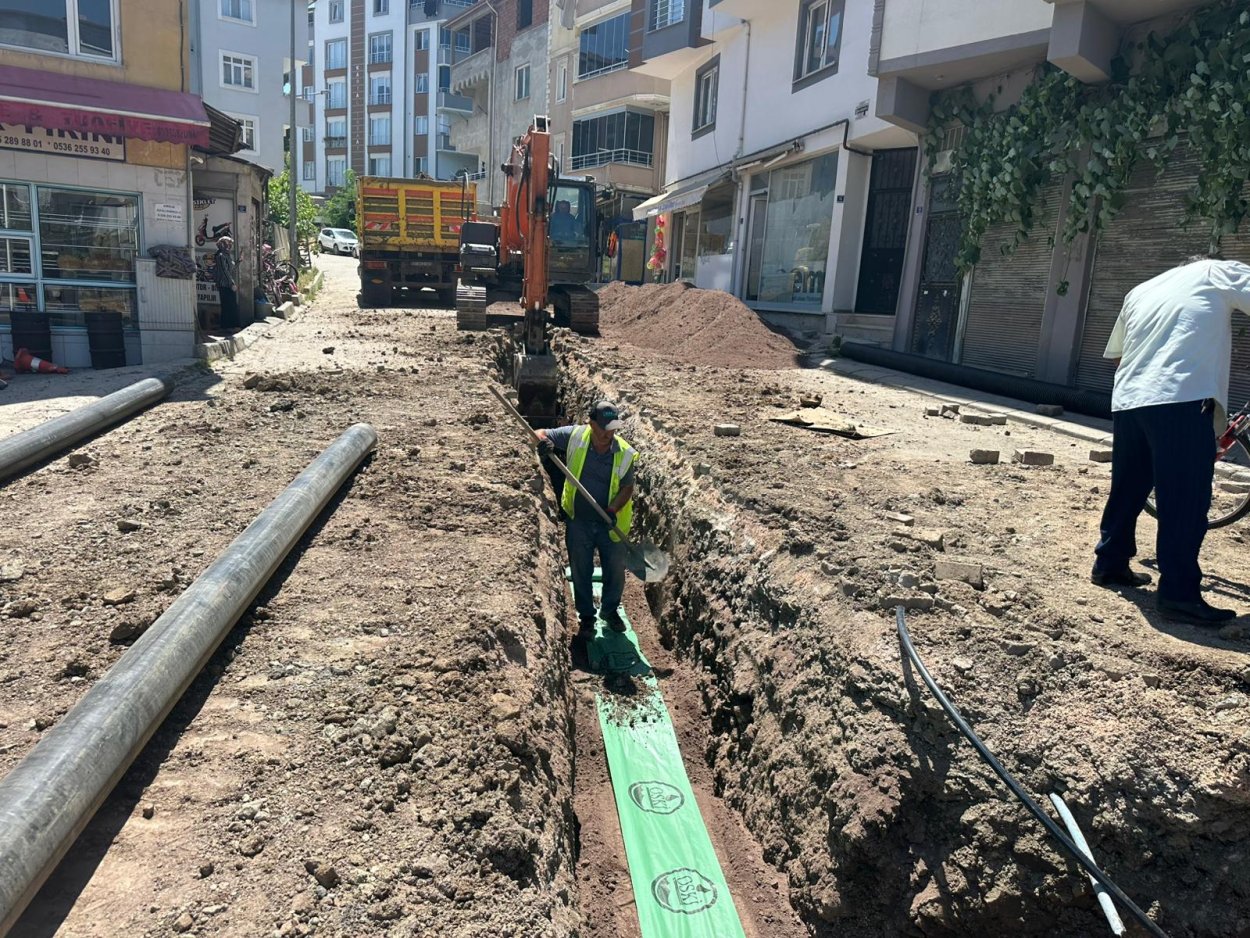 BÜYÜKŞEHİR, AYBASTI’NIN ALTYAPISINI SİL BAŞTAN YENİLİYOR.