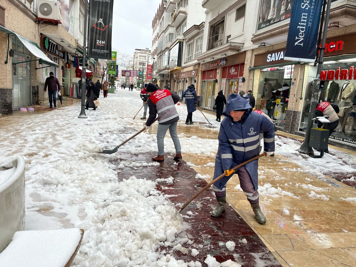 BÜYÜKŞEHİR EKİPLERİ YAYA GÜVENLİĞİ İÇİN SAHADA