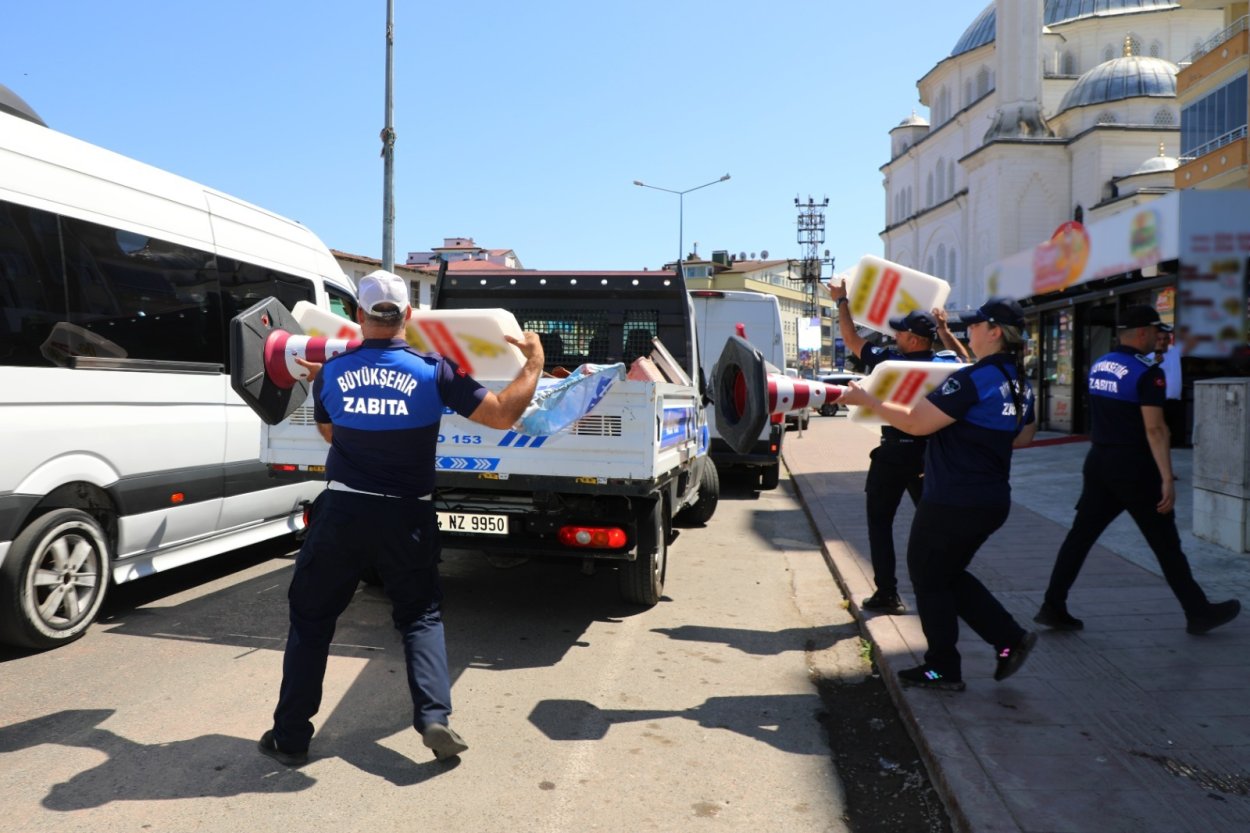 BÜYÜKŞEHİR ZABITASI KALDIRIM İŞGALİNE GÖZ AÇTIRMIYOR