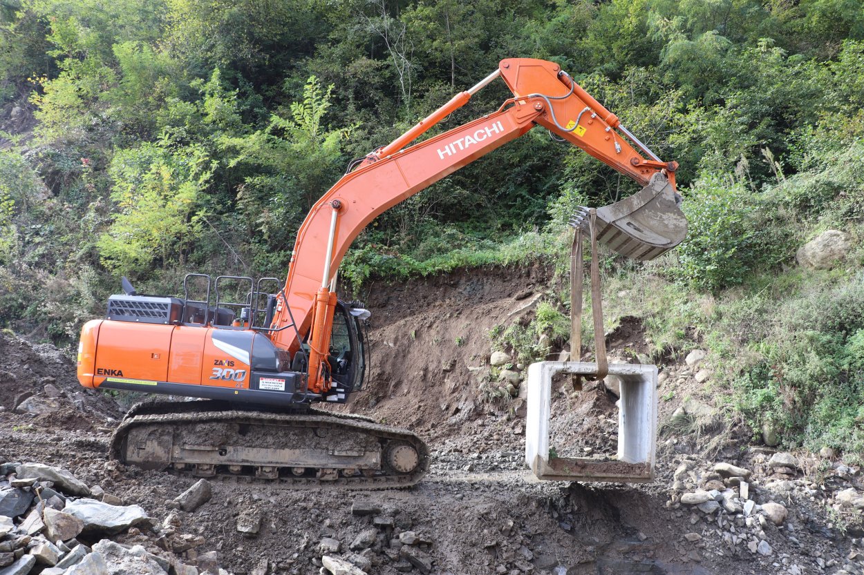 BÜYÜKŞEHİRDEN PERŞEMBE KIRLI MAHALLESİ’NE DEV BAKS ÇALIŞMASI