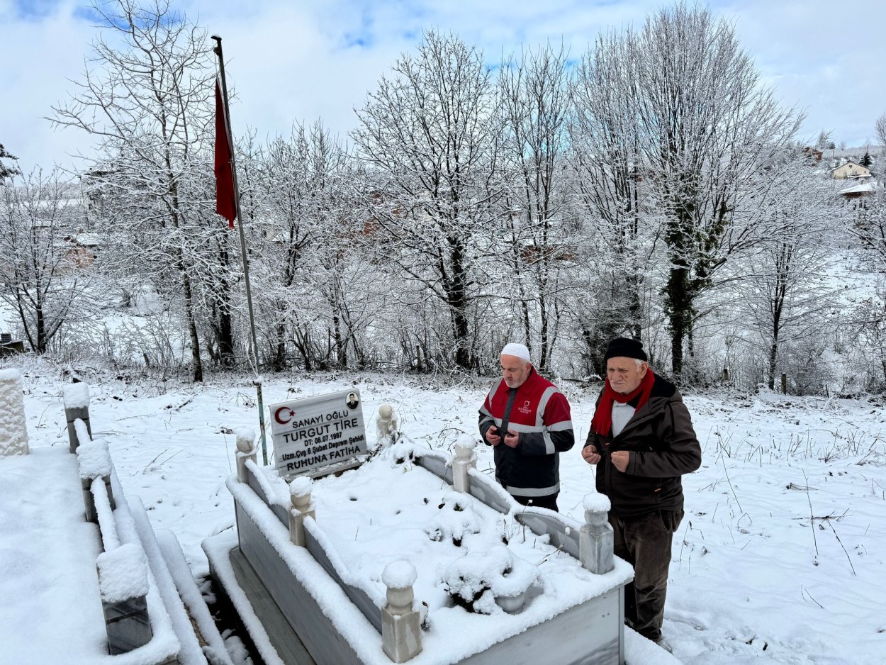 DEPREMDE HAYATINI KAYBEDEN ORDULU VATANDAŞLAR KABİRLERİ BAŞINDA ANILDI