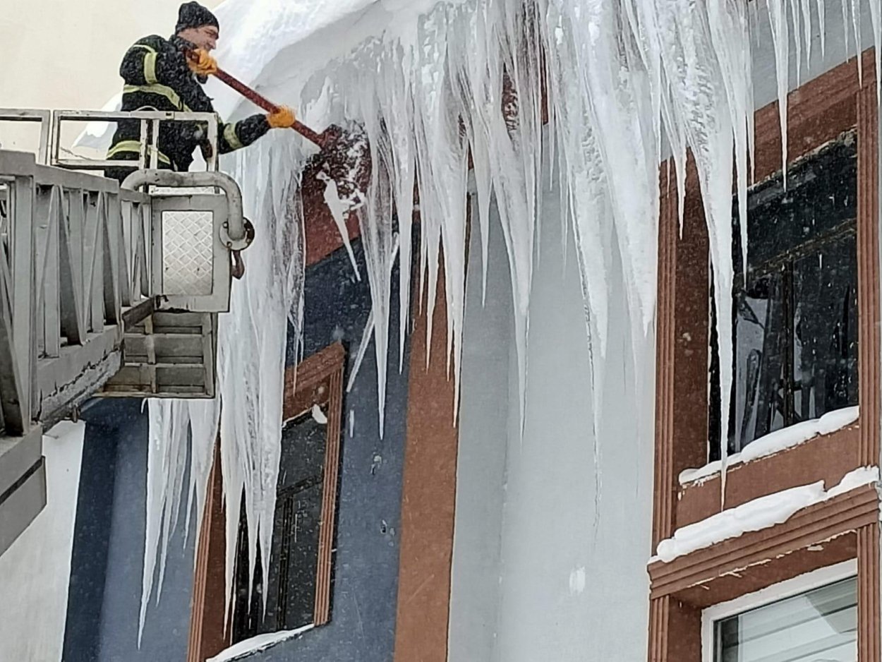 TEHLİKE ARZ EDEN BUZ SARKITLARI TEMİZLENİYOR