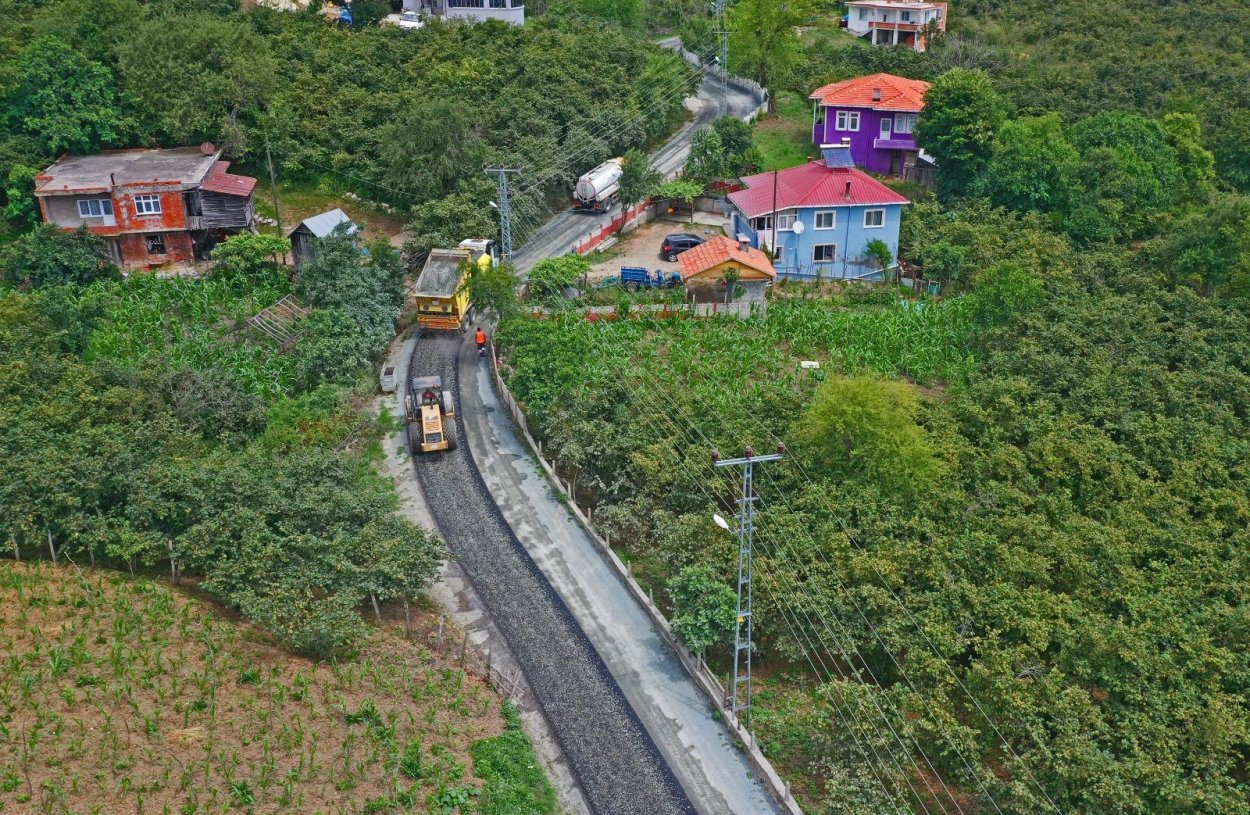 YOLLAR ASFALTLANIYOR, YÜZLER GÜLÜYOR