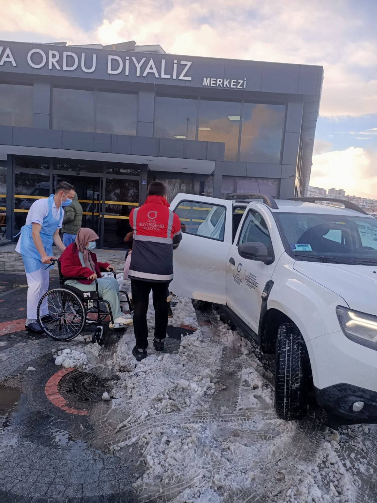 ZORDA KALANIN YANINDA OLAN BELEDİYE